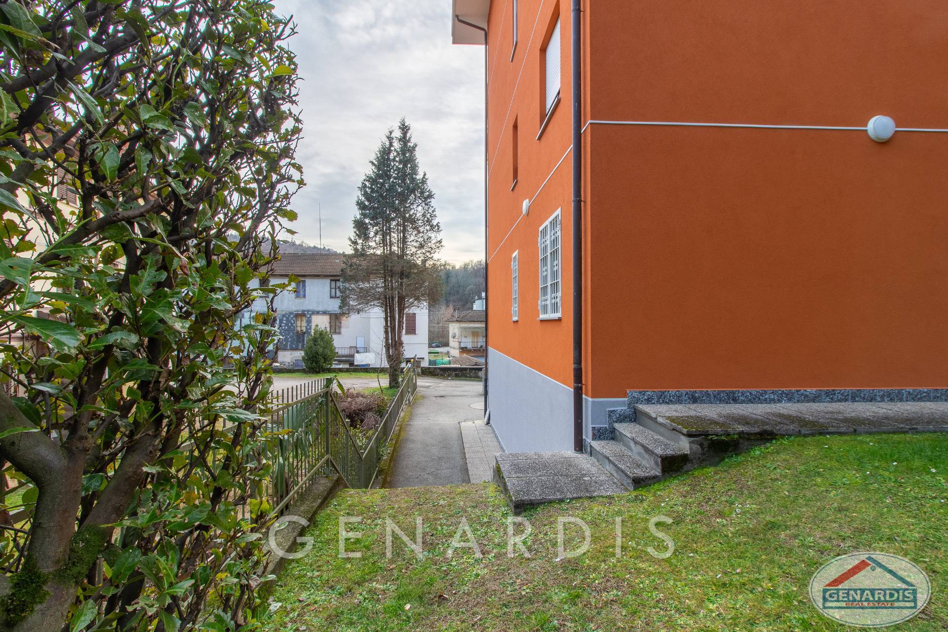 Außenansicht eines Wohnhauses mit Garten