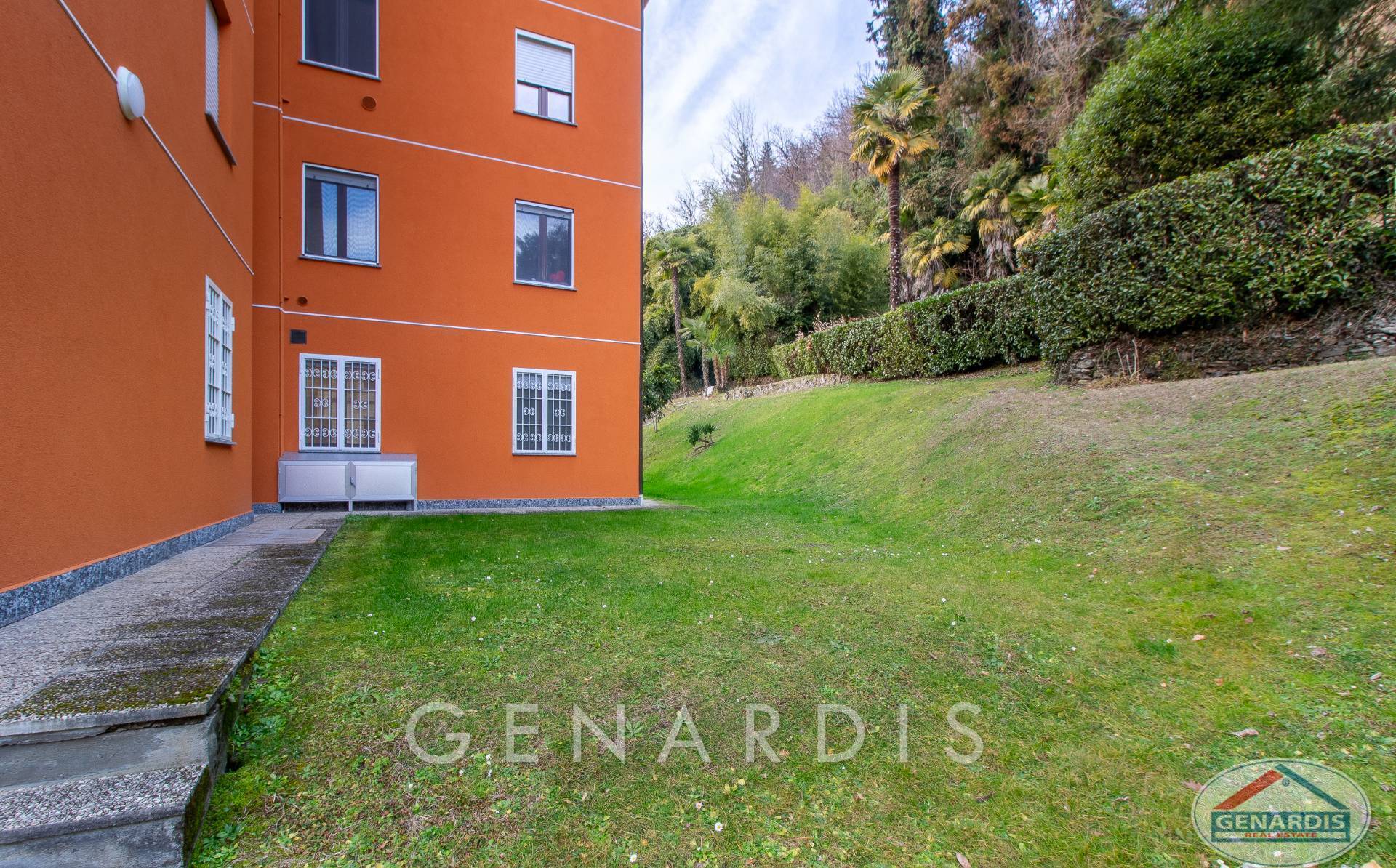 Außenansicht eines Wohngebäudes mit Garten