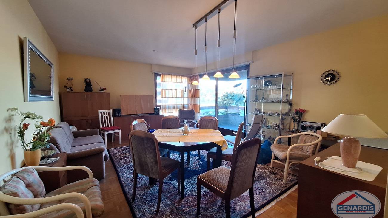 Gemütliches Wohn-Esszimmer mit Balkonblick