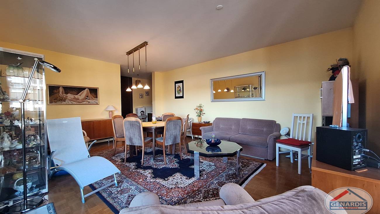 Wohn- und Esszimmer mit warmem Licht