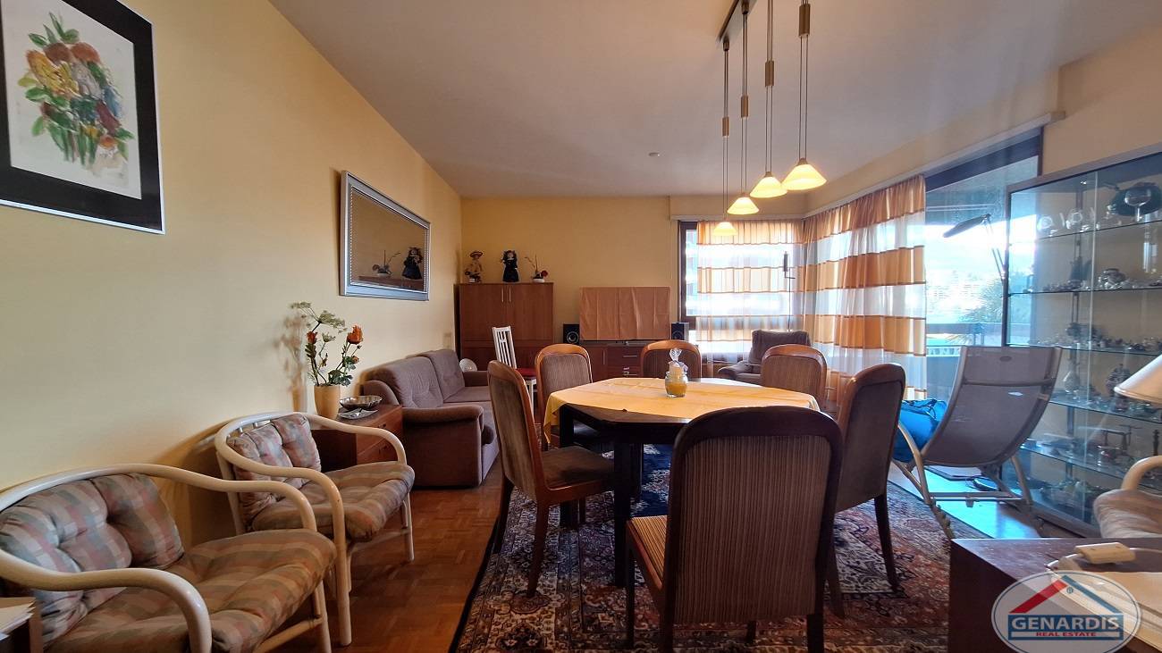 Wohn- und Esszimmer mit Balkonblick