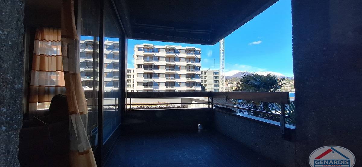 Balkon mit Berg- und Stadtblick