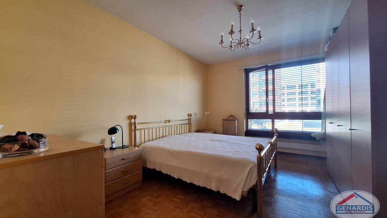 Schlafzimmer mit Doppelbett und großem Fenster