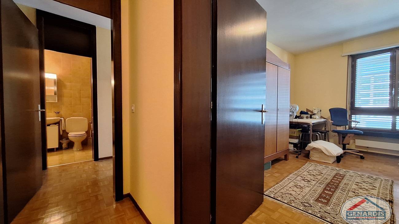Flur mit Arbeitszimmer und Bad-Einblick