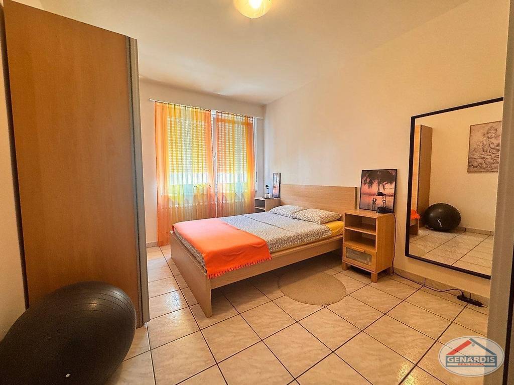 Schlafzimmer mit Fenster und Spiegel