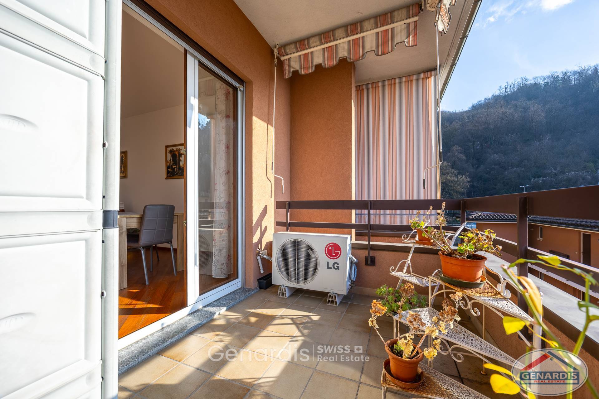 Balkon mit Markise und Ausblick