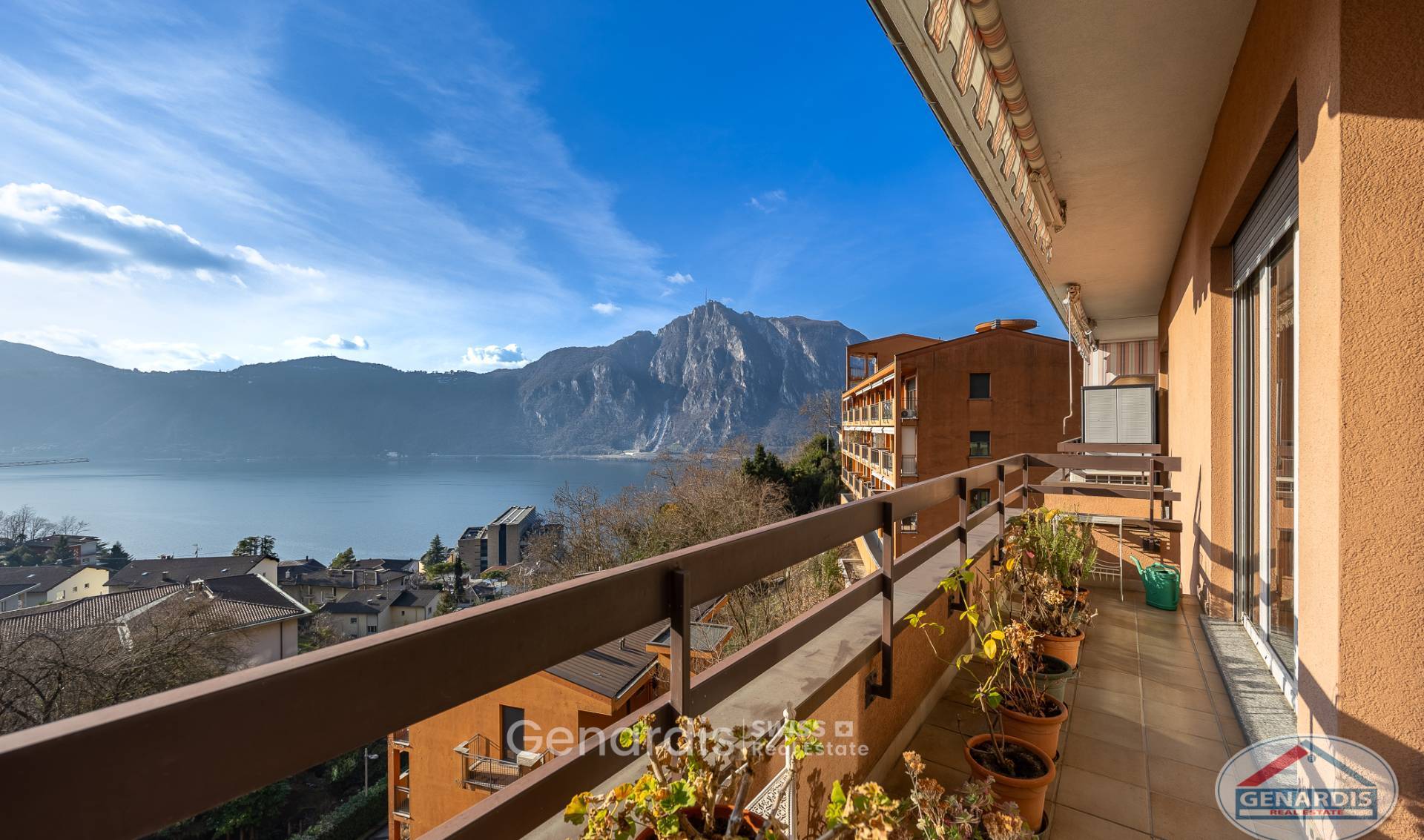 Balkon mit Seeblick und Bergpanorama