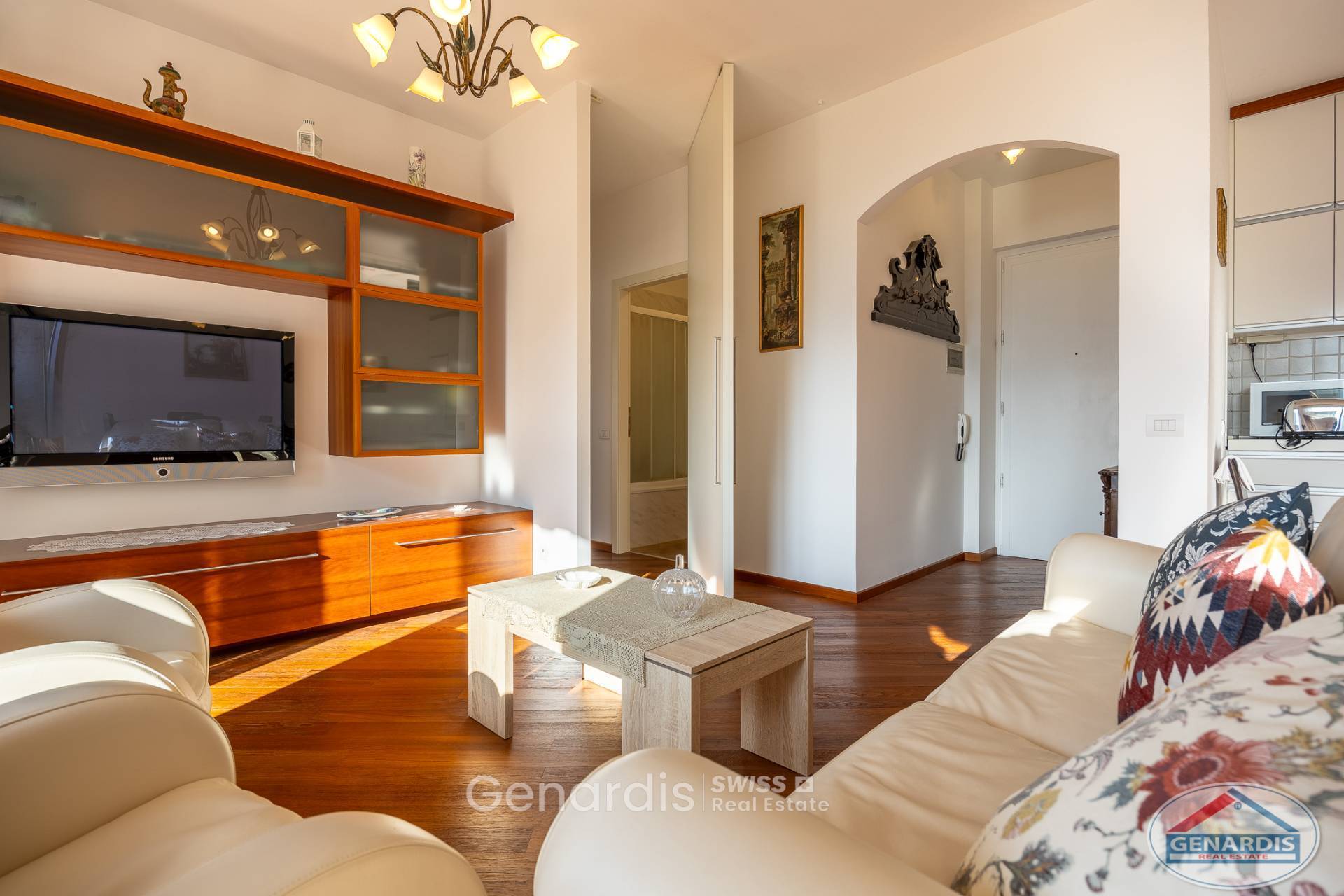 Helles Wohnzimmer mit Medienwand und Sofaecke