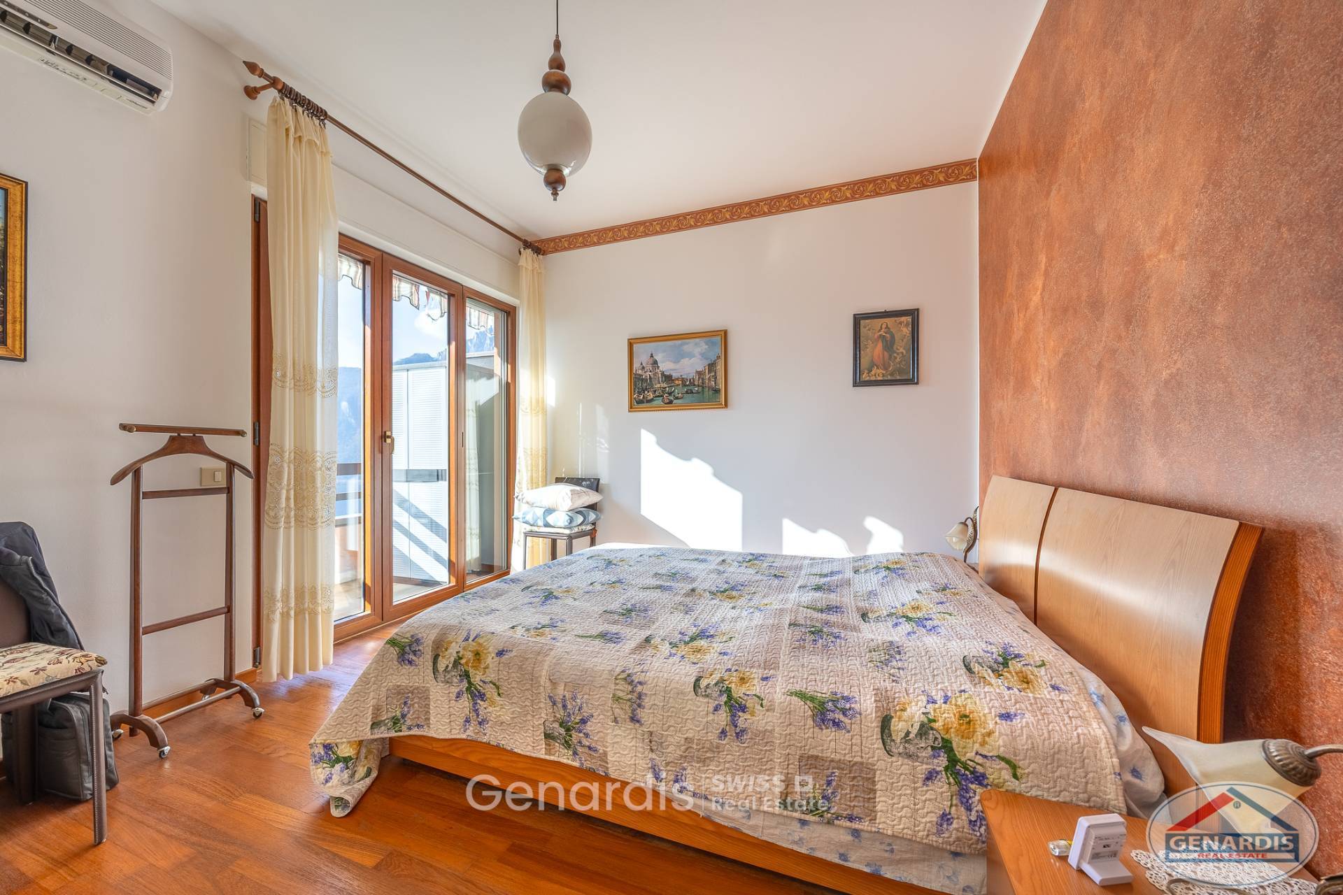 Schlafzimmer mit Balkonzugang