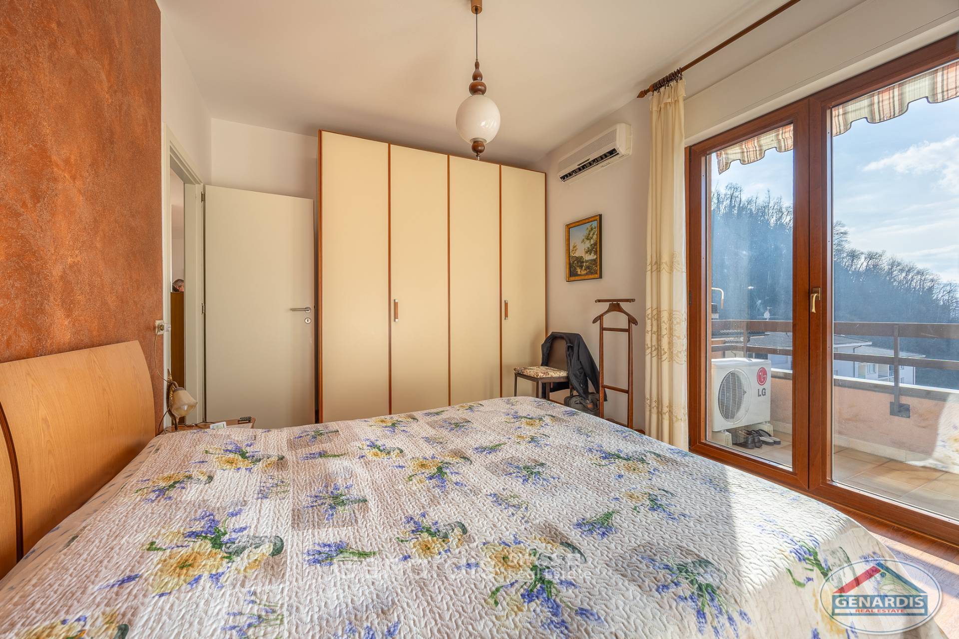 Schlafzimmer mit Balkonzugang