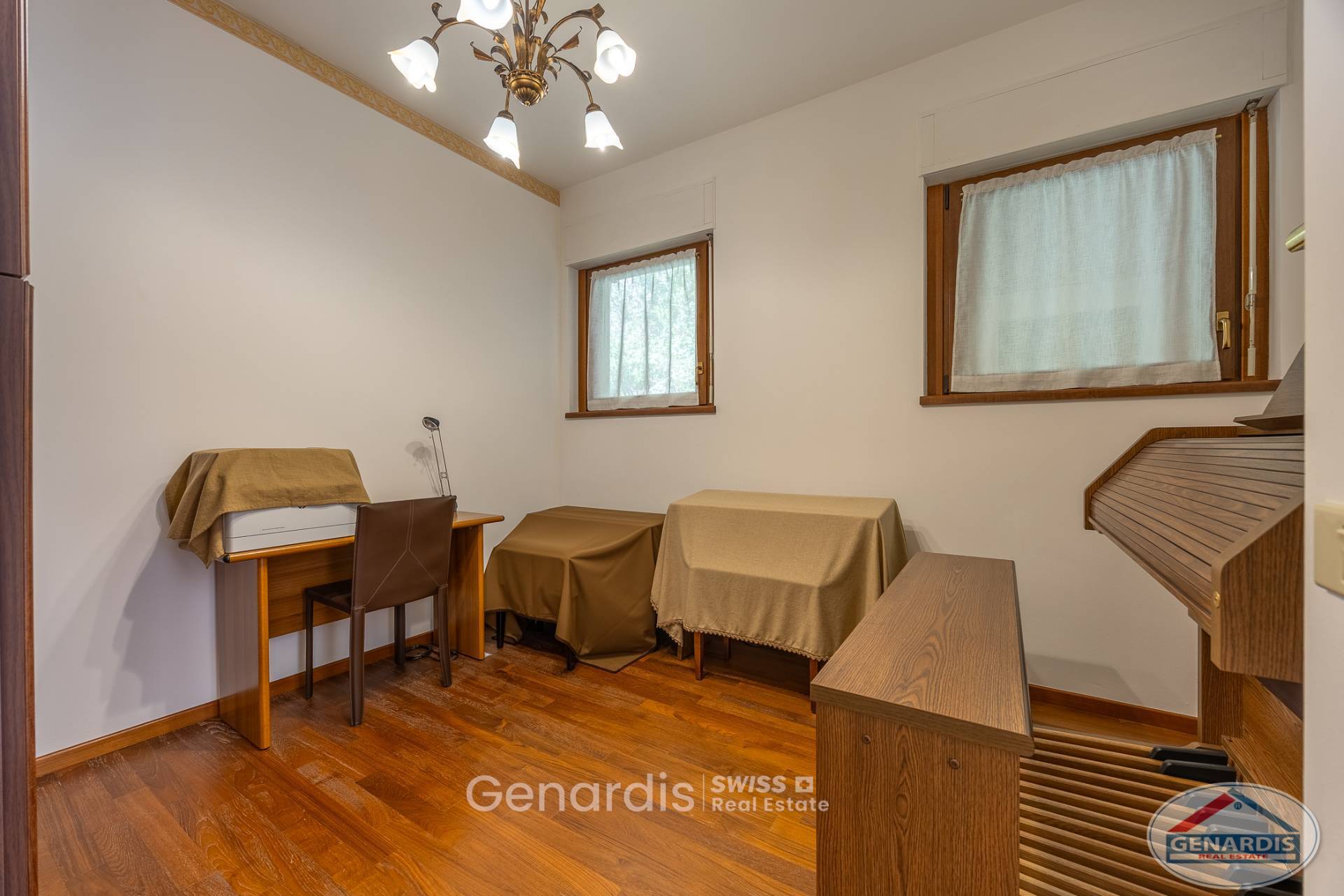 Kleines Arbeitszimmer mit Holzmöbeln