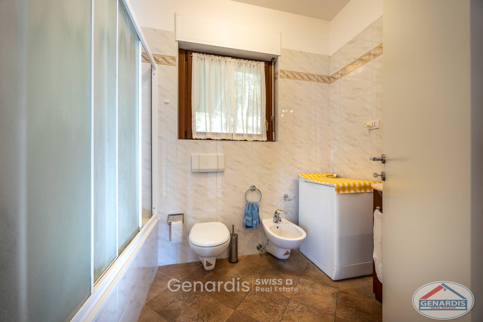 Kleines Badezimmer mit Bidet und WC
