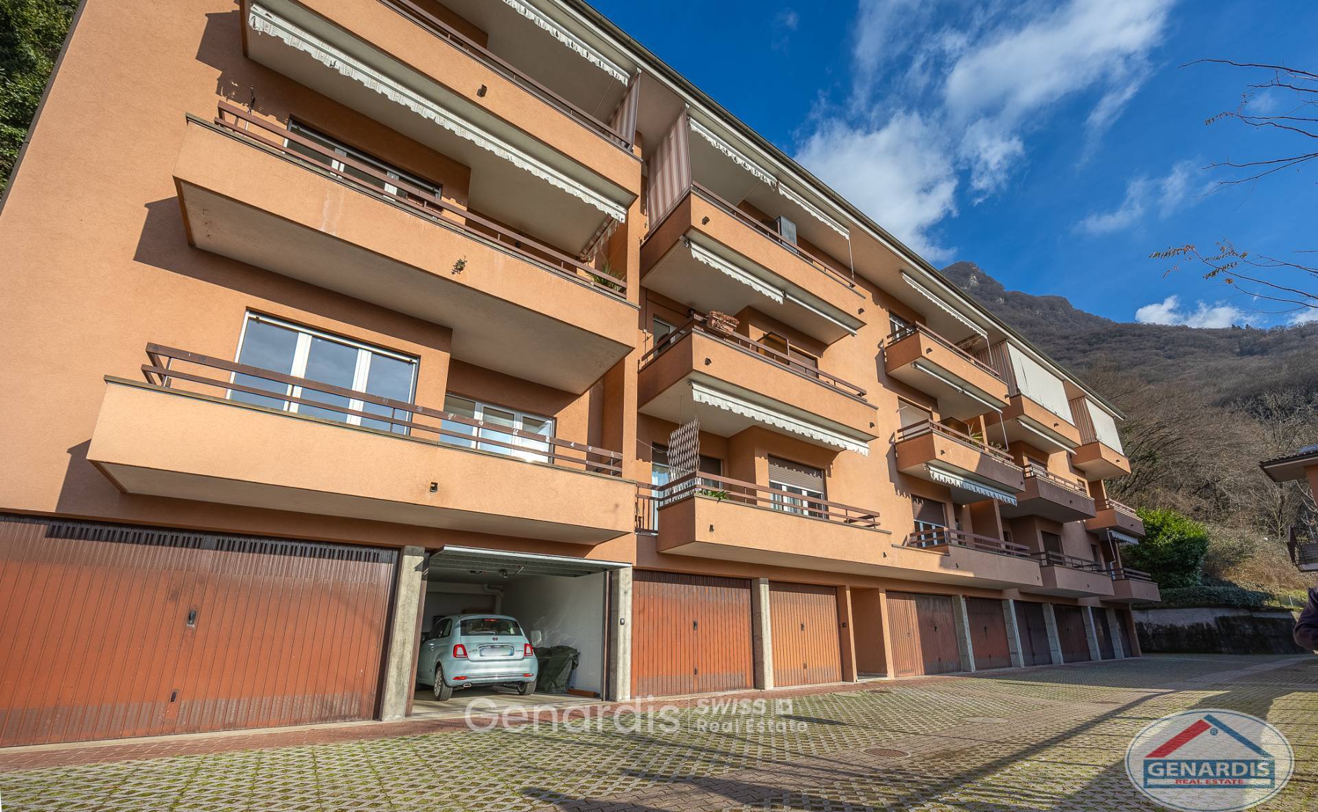 Mehrfamilienhaus mit Garagen und Balkonen