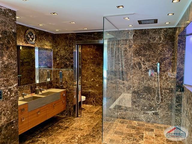 Luxuriöses Badezimmer mit Marmor und Glasdusche