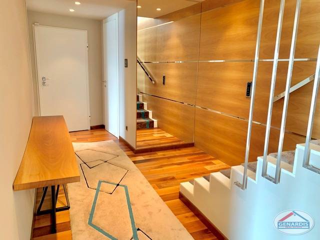 Eingangsbereich mit Holzverkleidung und Treppe