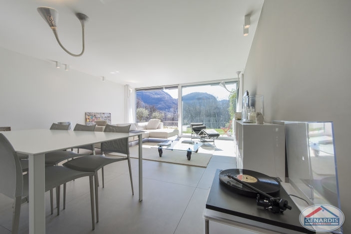 Offener Wohn- und Essbereich mit Bergblick