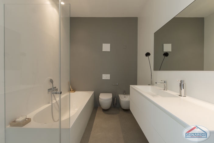 Modernes Badezimmer mit Badewanne, Dusche und Doppelwaschtisch