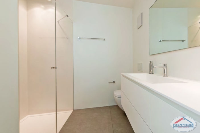 Modernes Badezimmer mit Dusche und Waschtisch