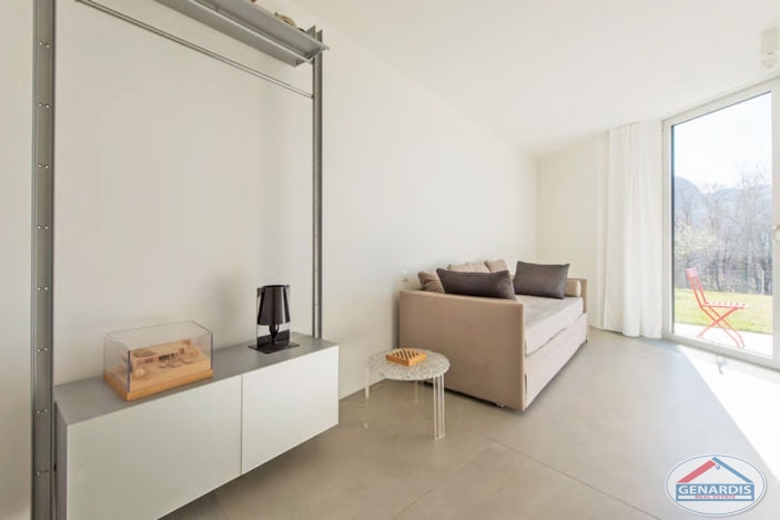 Helles Schlafzimmer mit bodentiefem Fenster