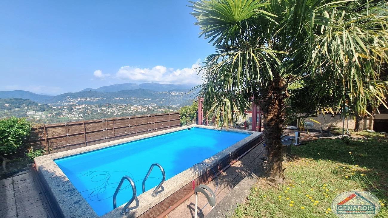 Poolbereich mit Bergblick