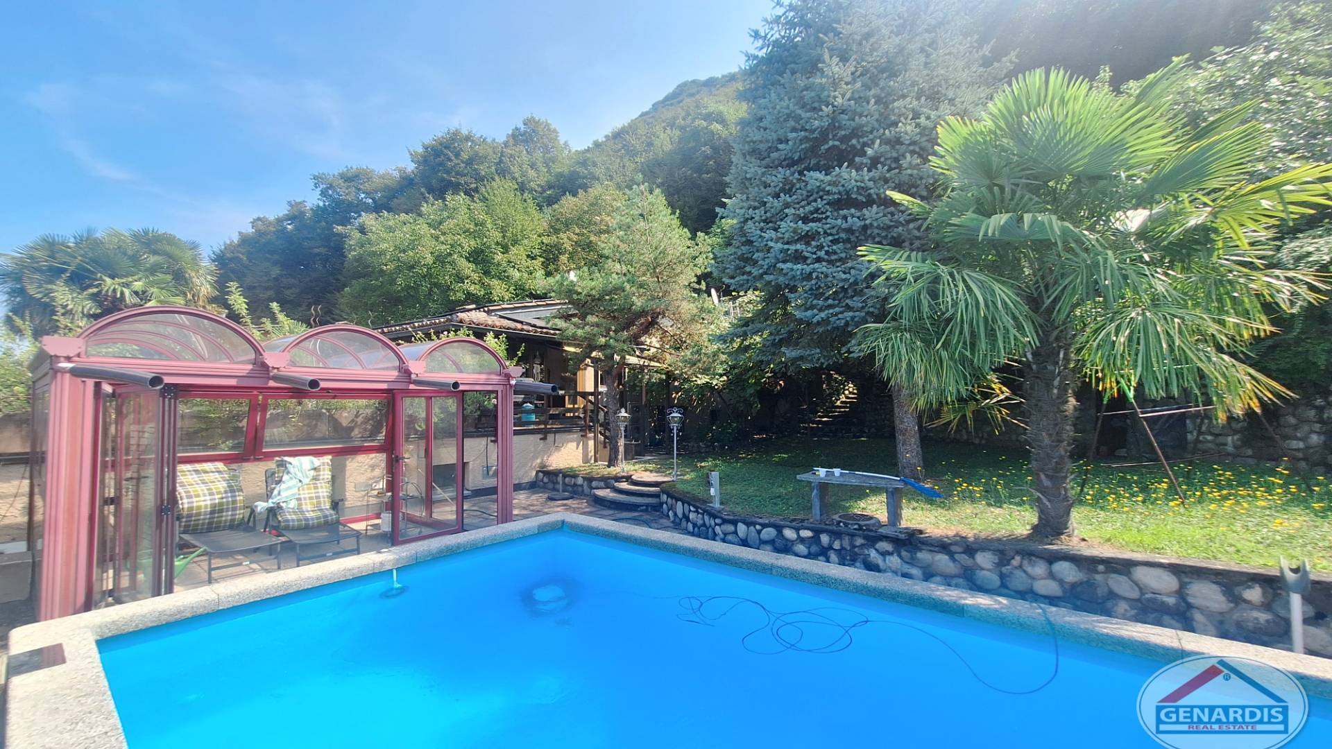 Außenbereich mit Pool und Garten