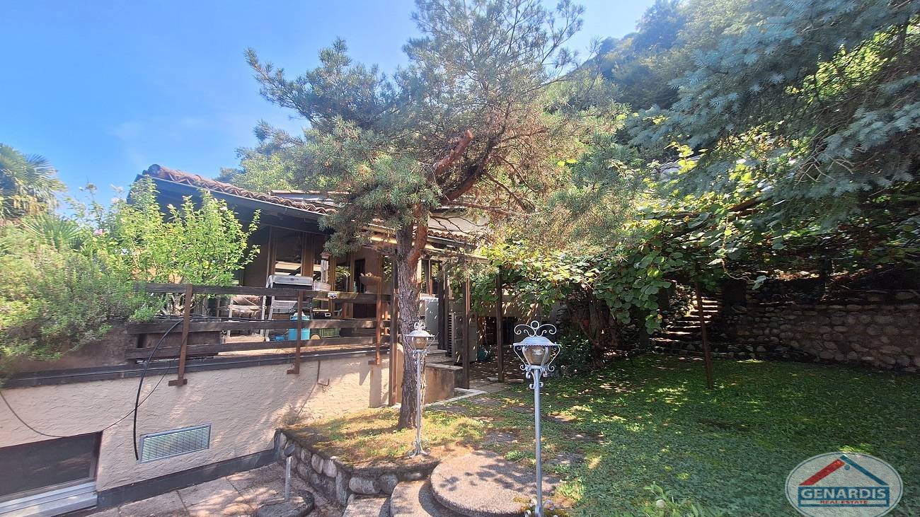 Gartenansicht eines Hauses mit Terrasse