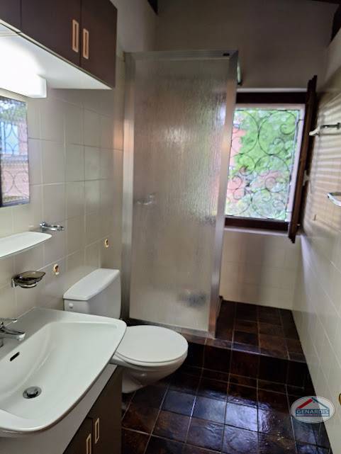 Kleines Badezimmer mit Dusche und Fenster