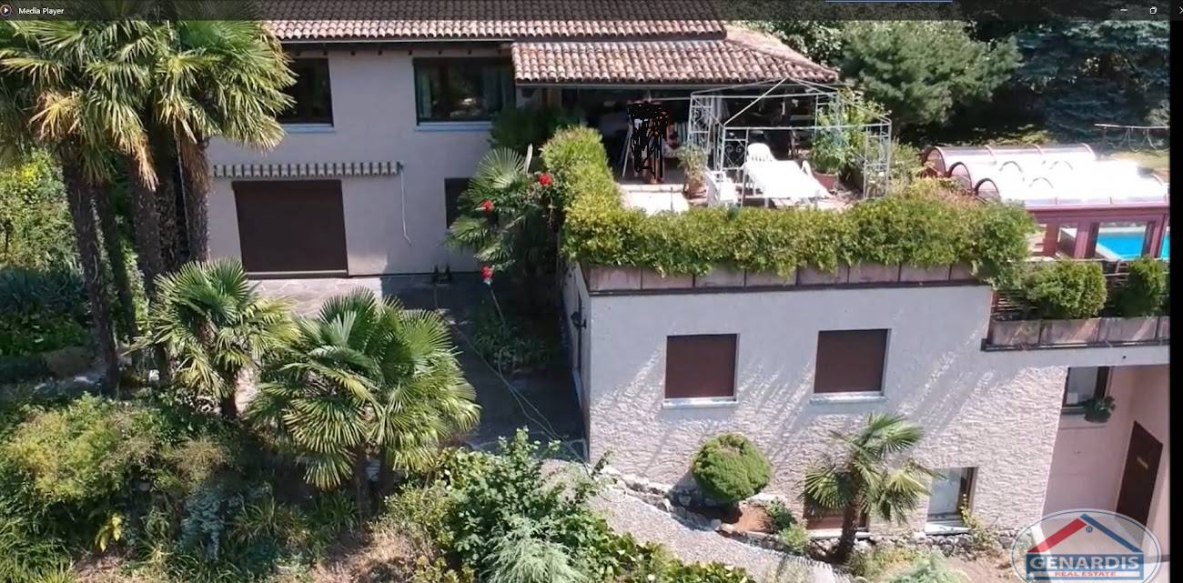 Mediterrane Villa mit Dachterrasse und Poolbereich