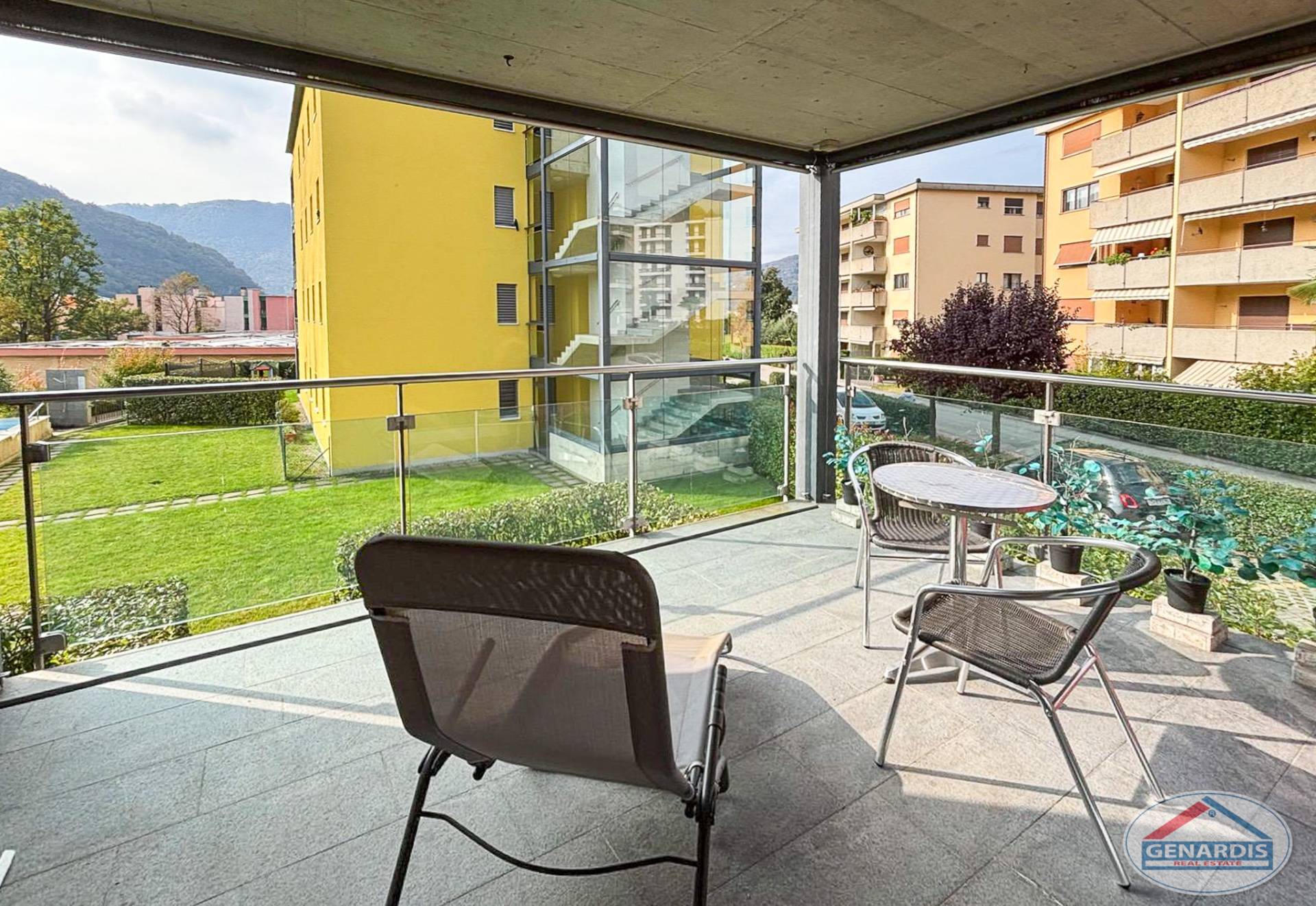 Balkon mit Berg- und Wohnumfeldblick
