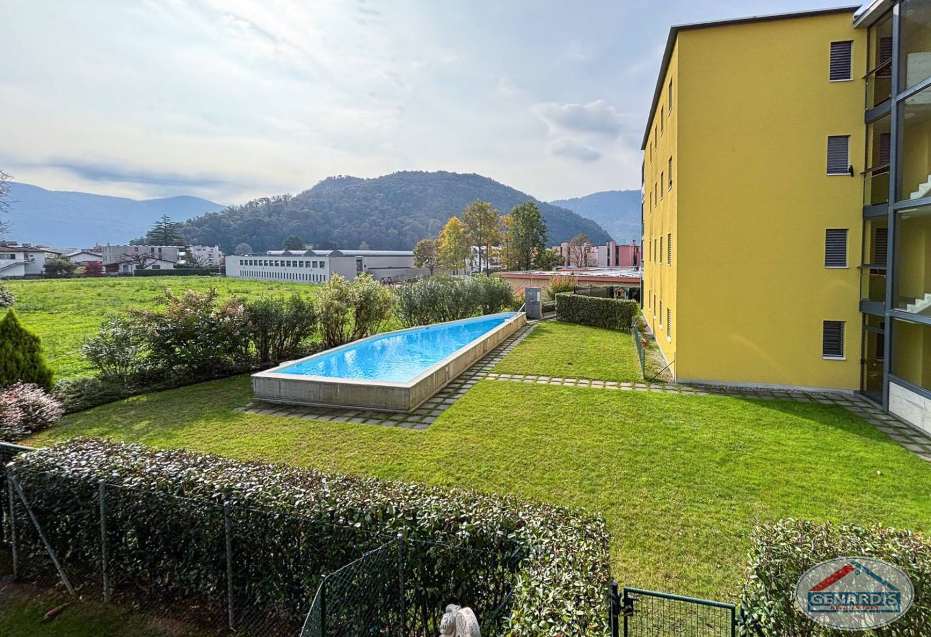 Außenansicht mit Pool und Bergblick
