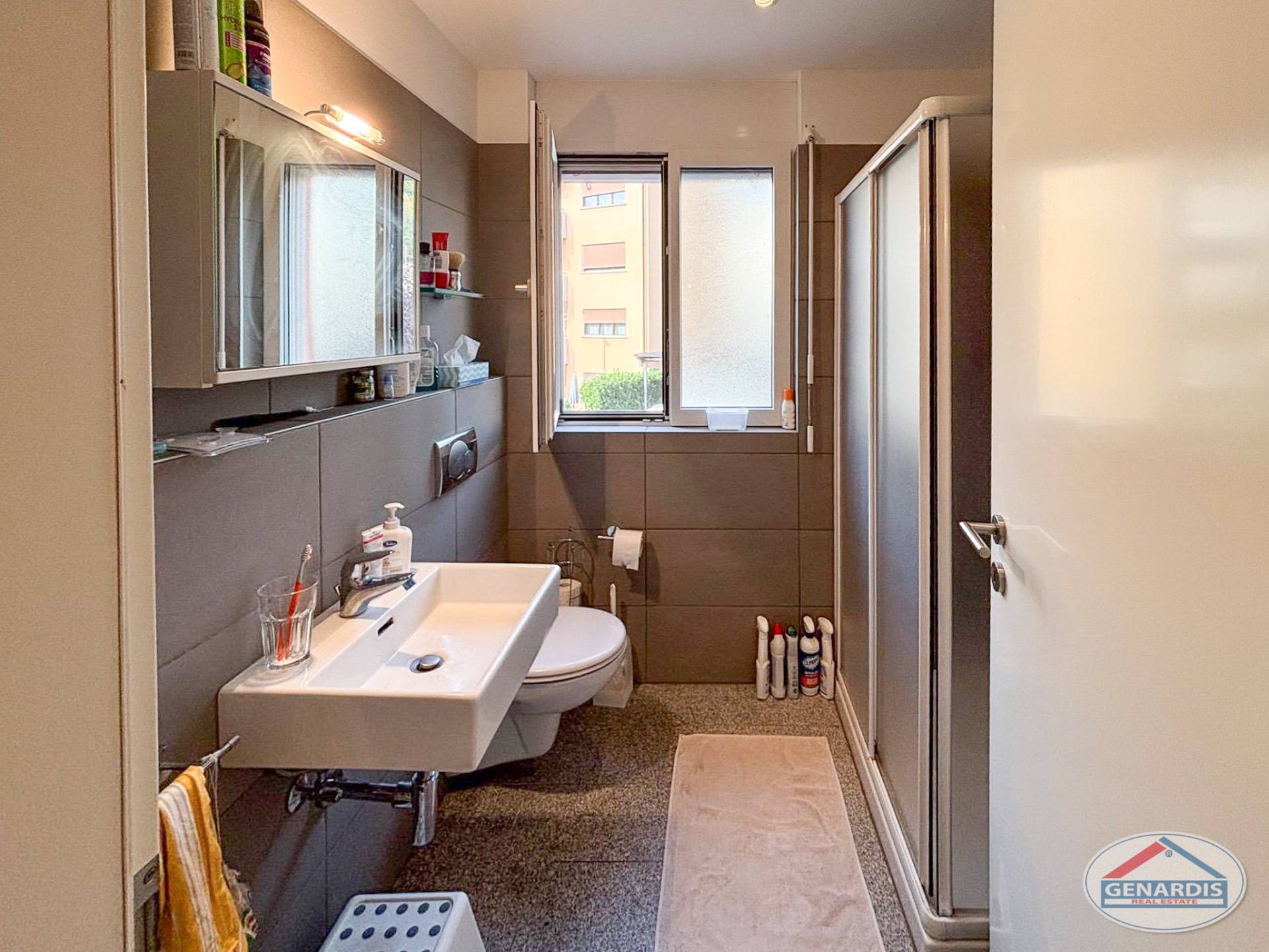 Kleines Badezimmer mit Dusche und Fenster