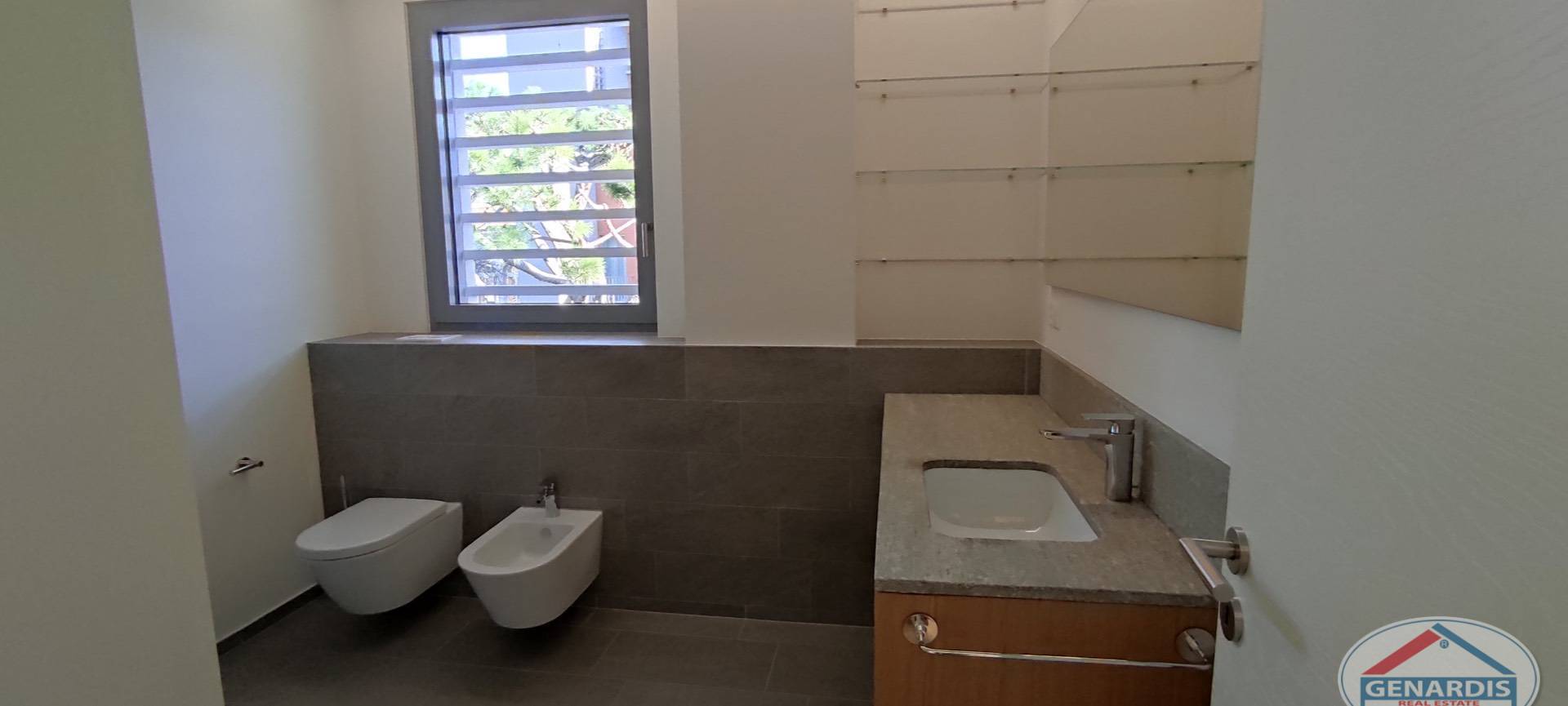 Modernes kleines Badezimmer mit WC und Waschtisch