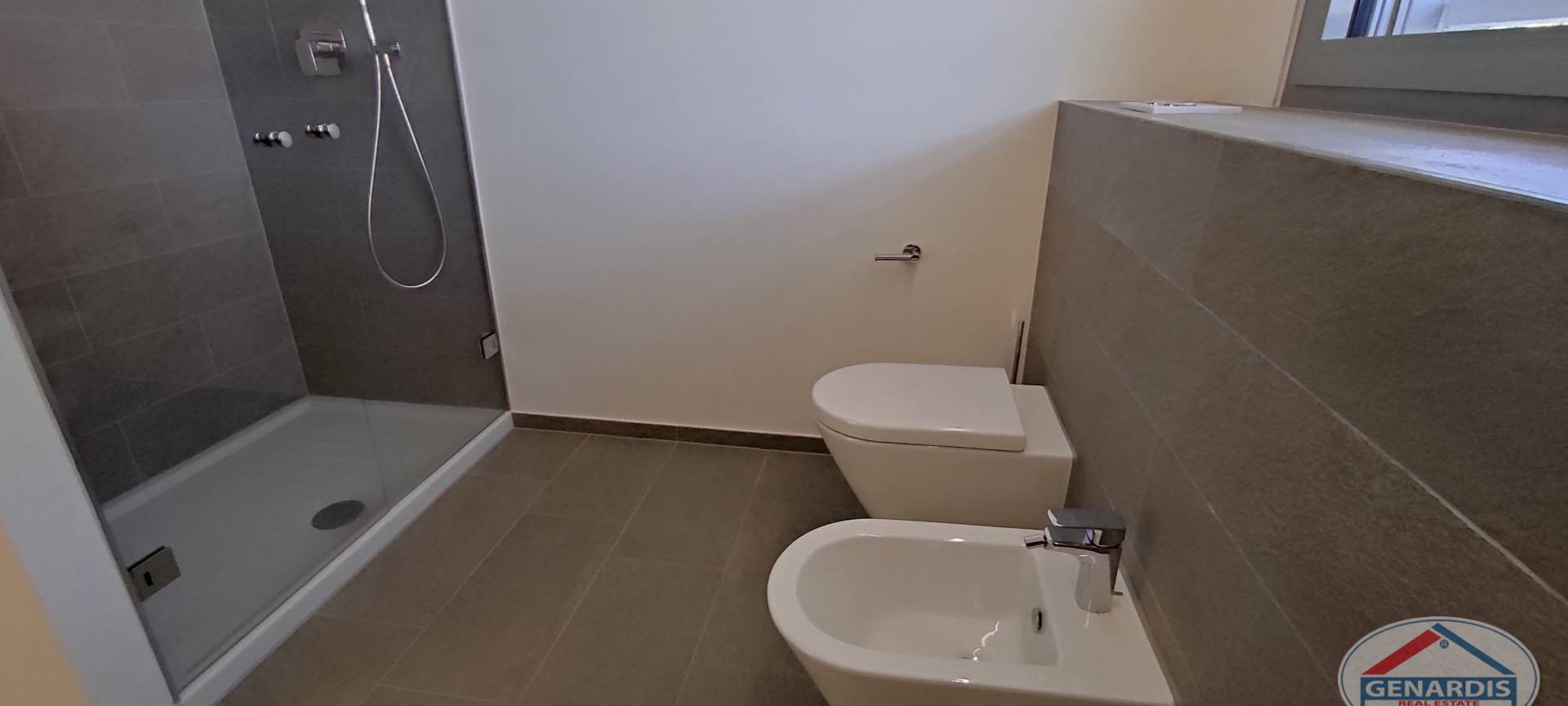 Modernes Badezimmer mit Dusche, WC und Bidet