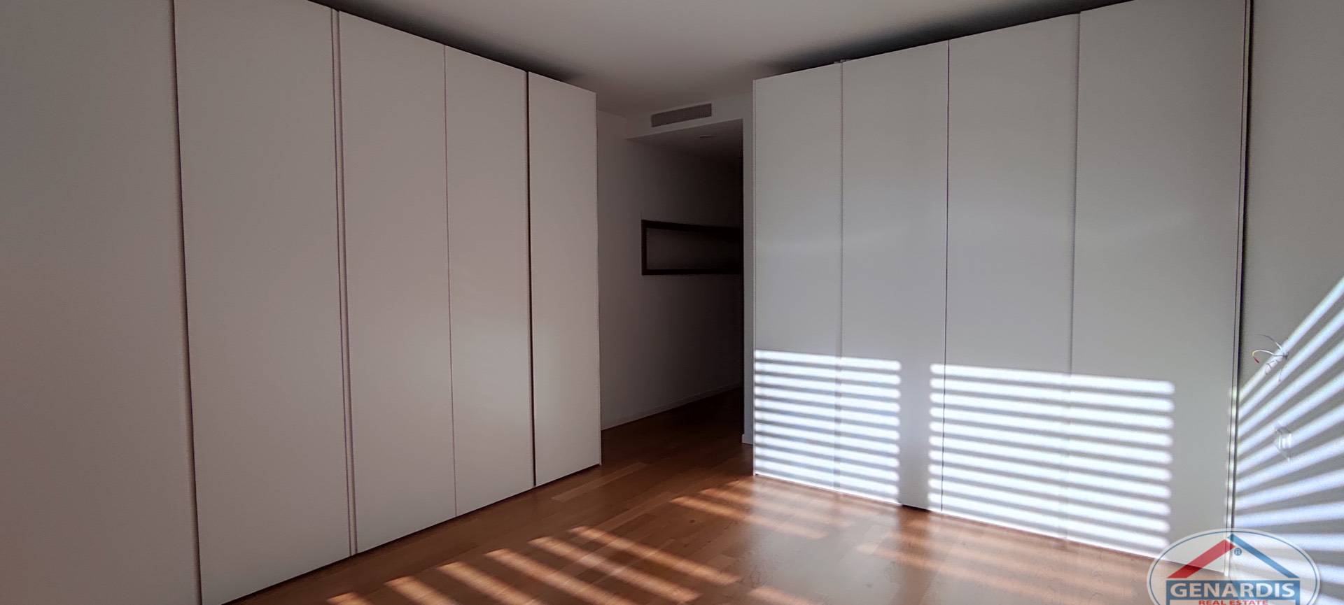 Helles Schlafzimmer mit Einbauschränken
