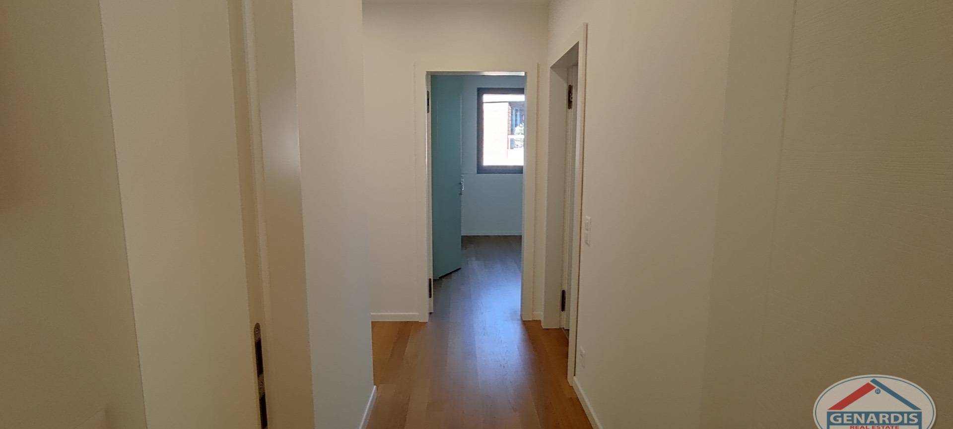 Heller Flur mit Blick in einen weiteren Raum