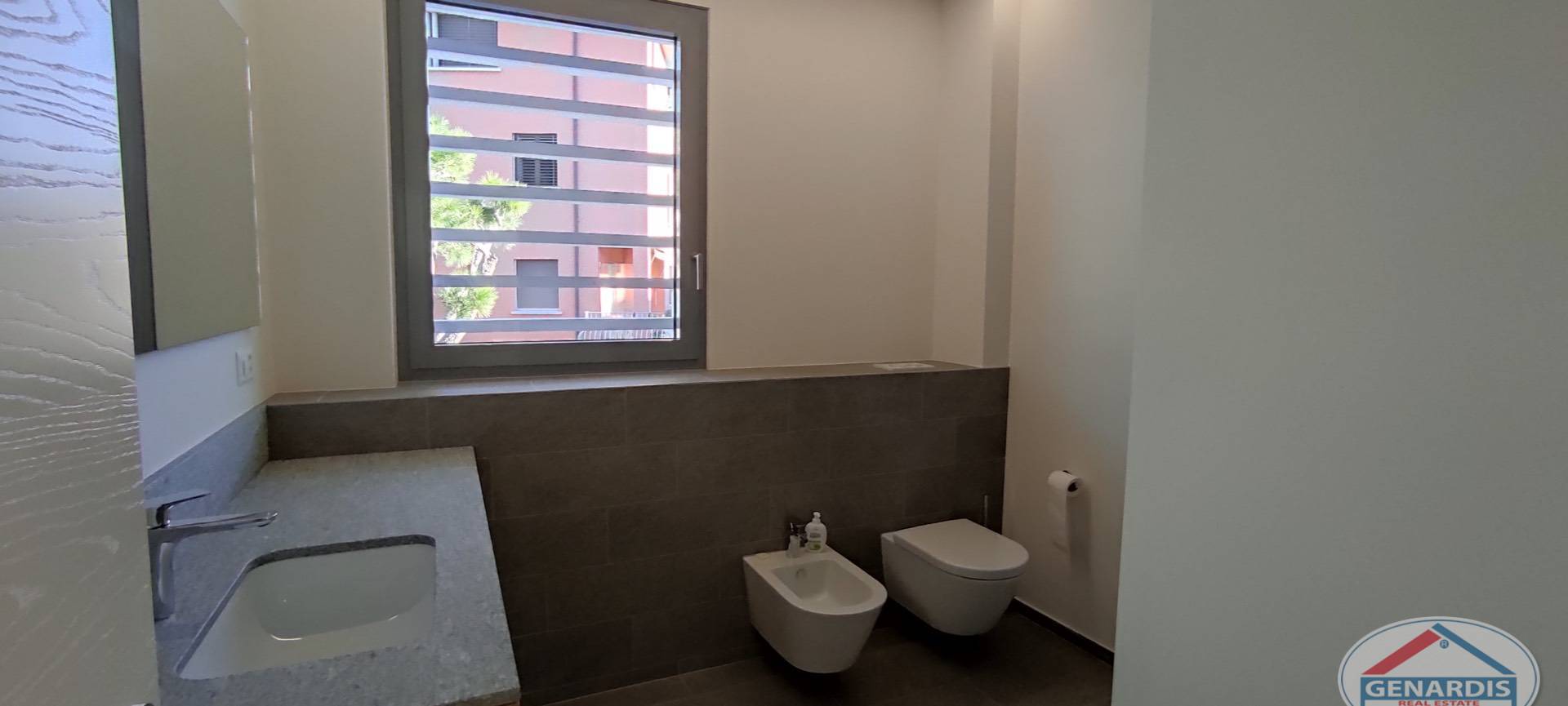 Modernes Badezimmer mit Bidet und wandhängendem WC