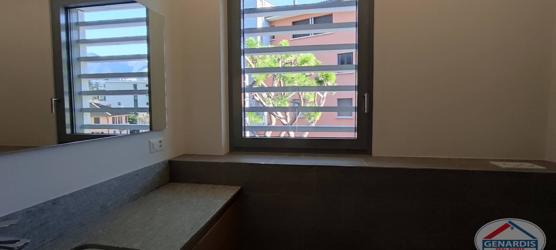 Modernes Badezimmer mit Fenster und Waschtisch