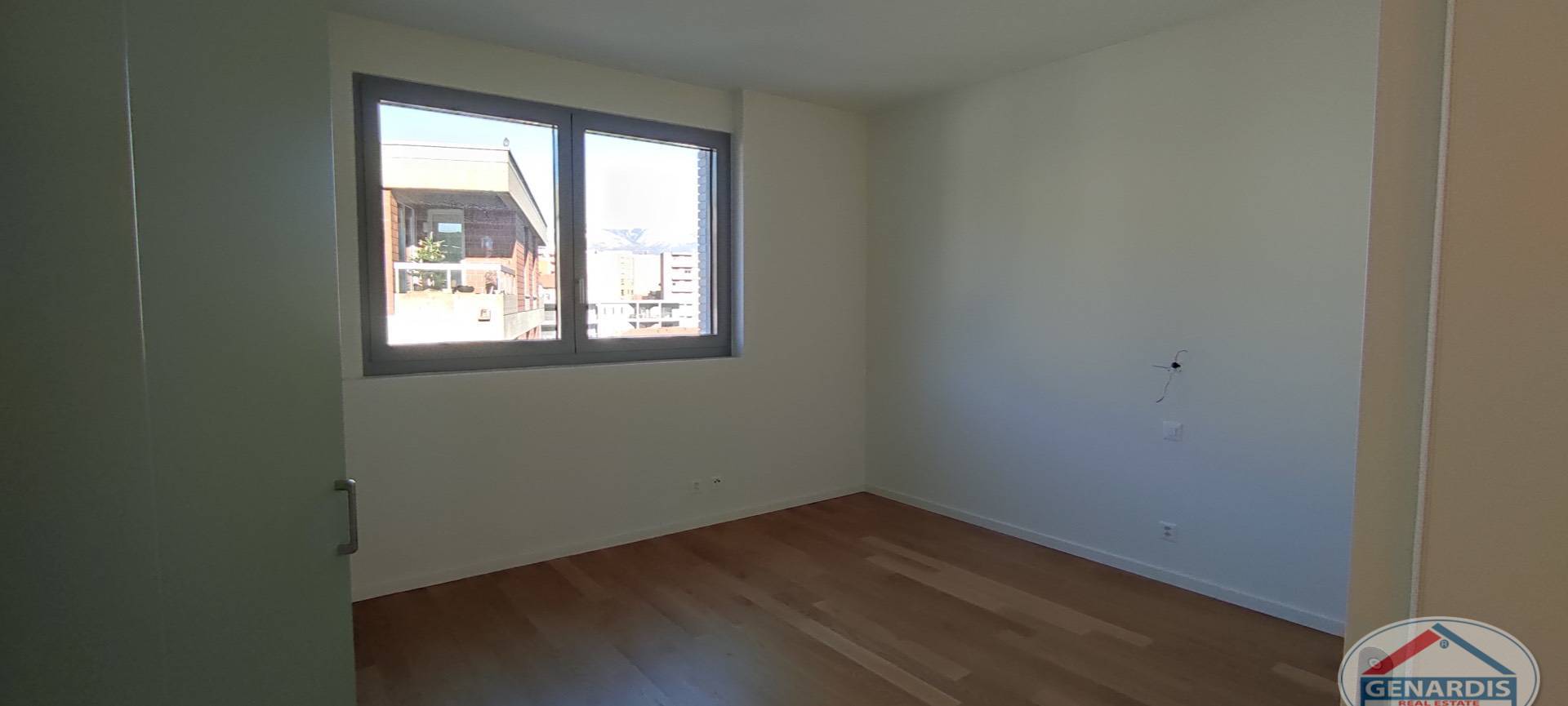 Leeres Zimmer mit Fenster