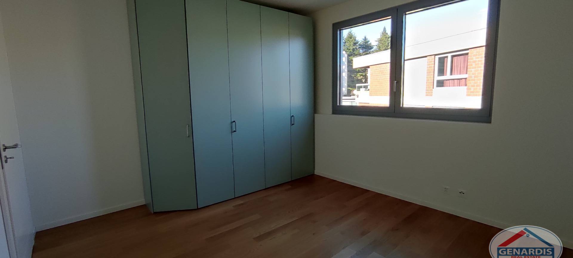 Schlafzimmer mit Einbauschrank und Fenster