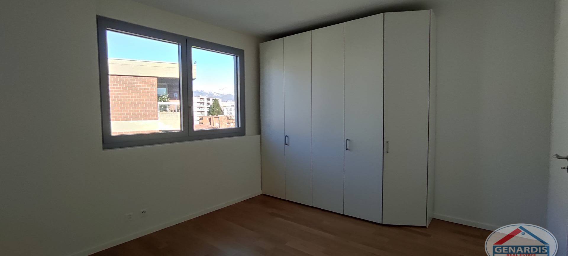 Schlafzimmer mit Einbauschrank und Fenster