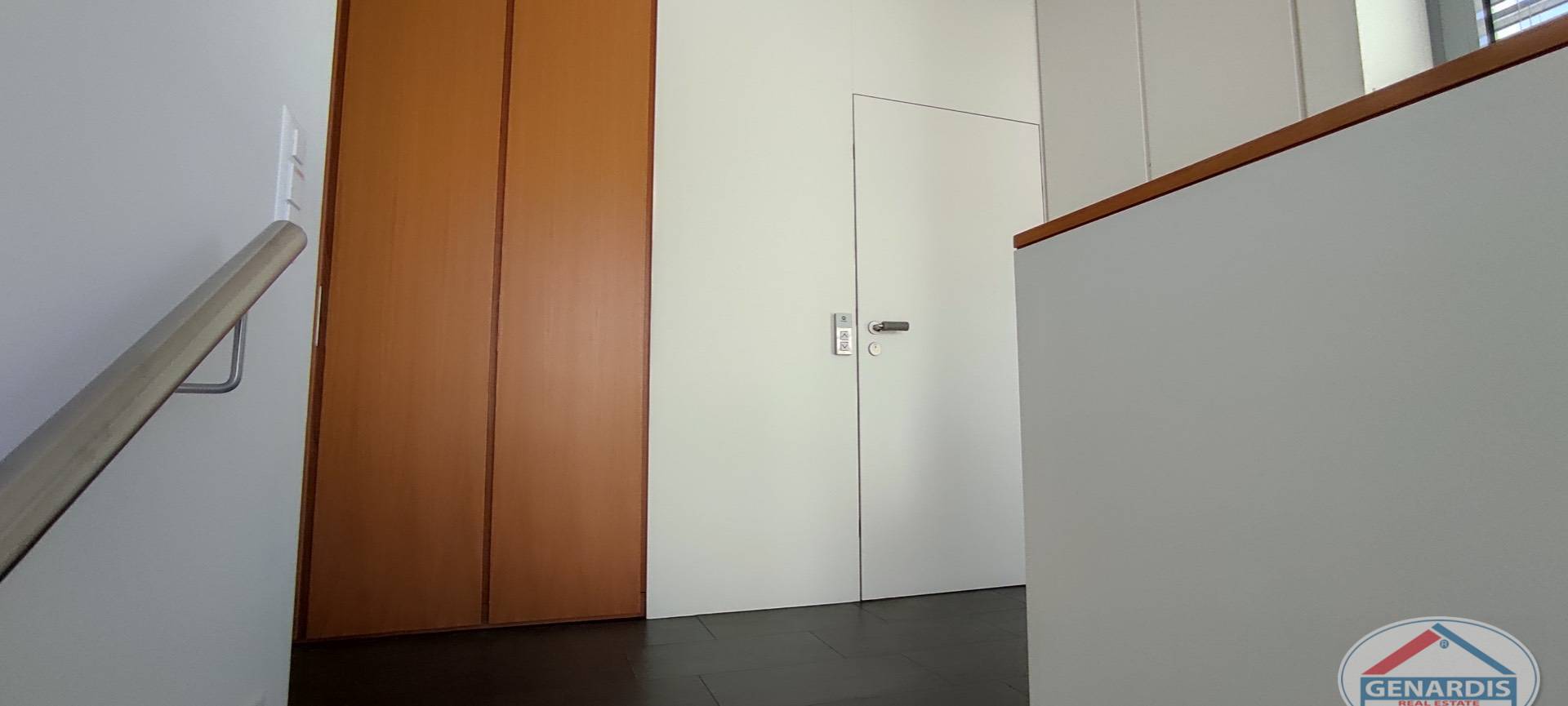Treppenhaus mit Türen
