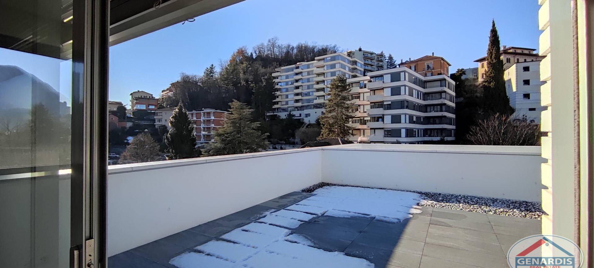 Balkon mit Berg- und Stadtblick