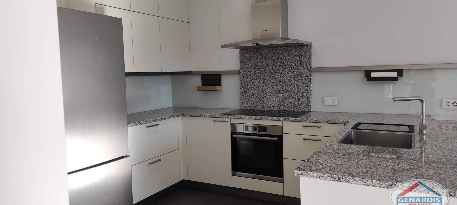 Moderne Einbauküche mit Granit und Edelstahl