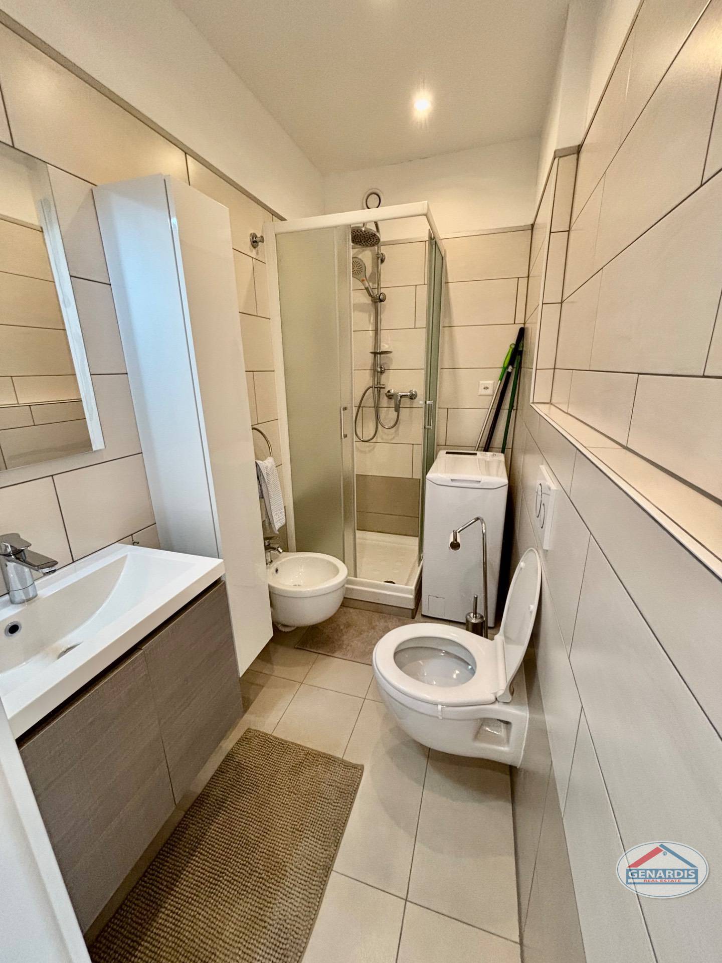 Kleines modernes Badezimmer mit Dusche und WC