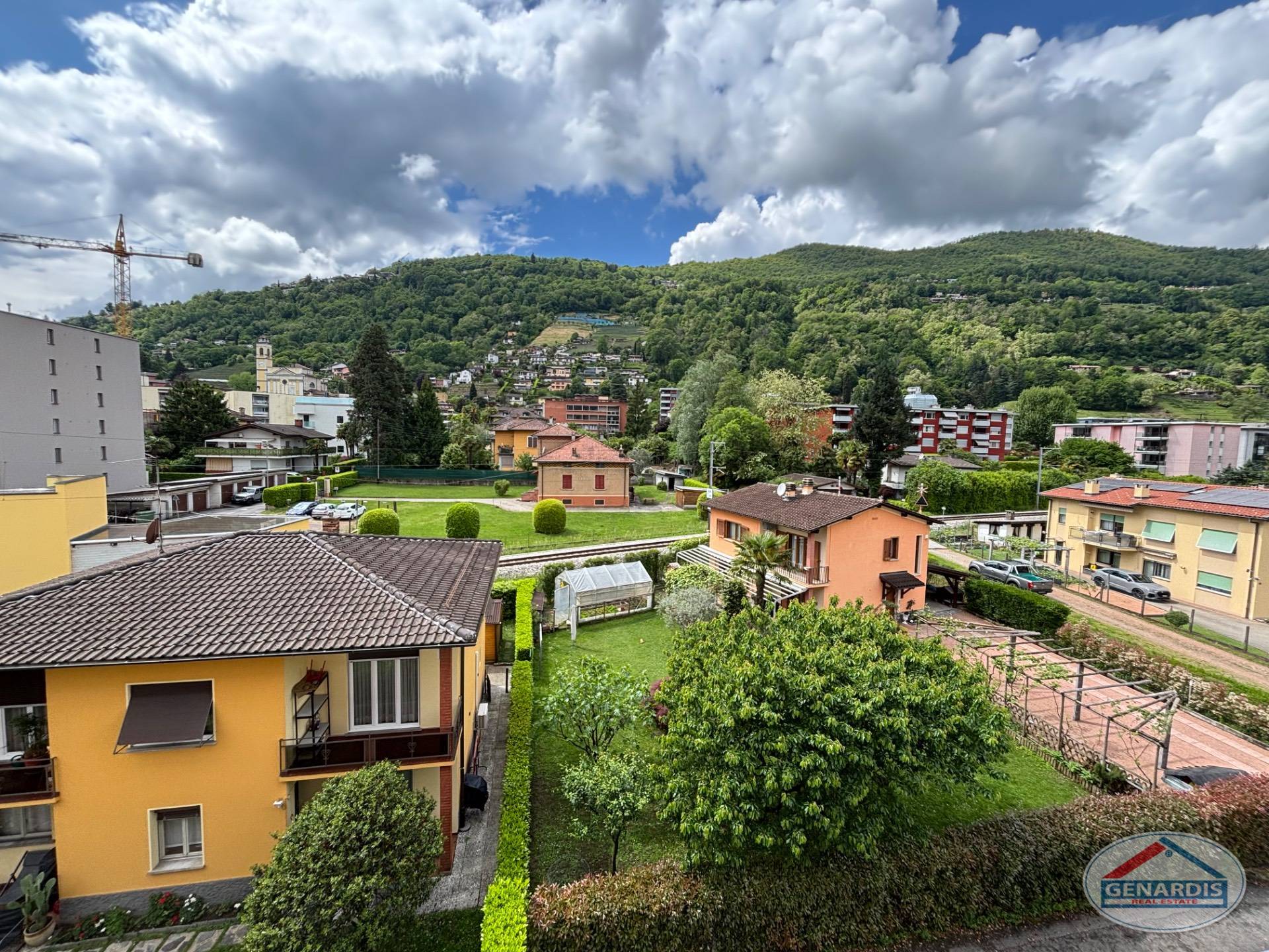 Blick über Wohnhäuser ins grüne Tal