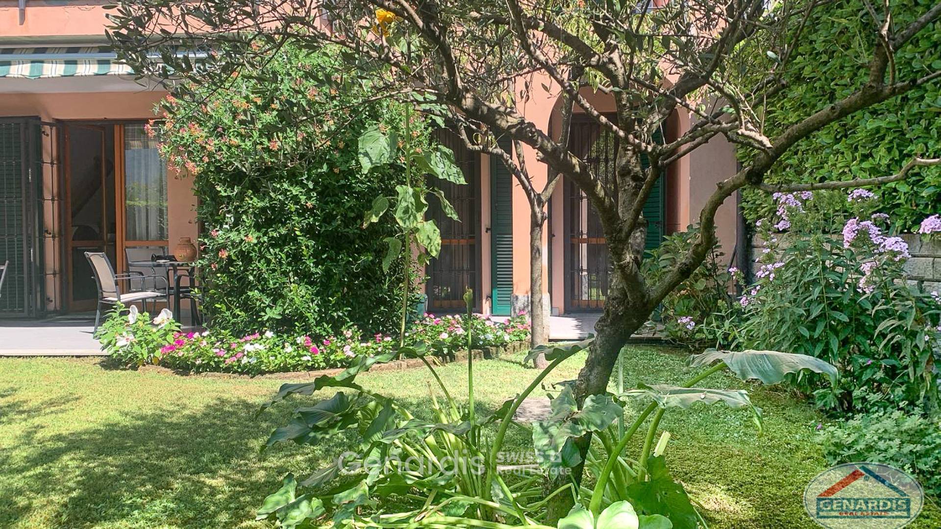 Garten mit Terrasse vor Wohnhaus