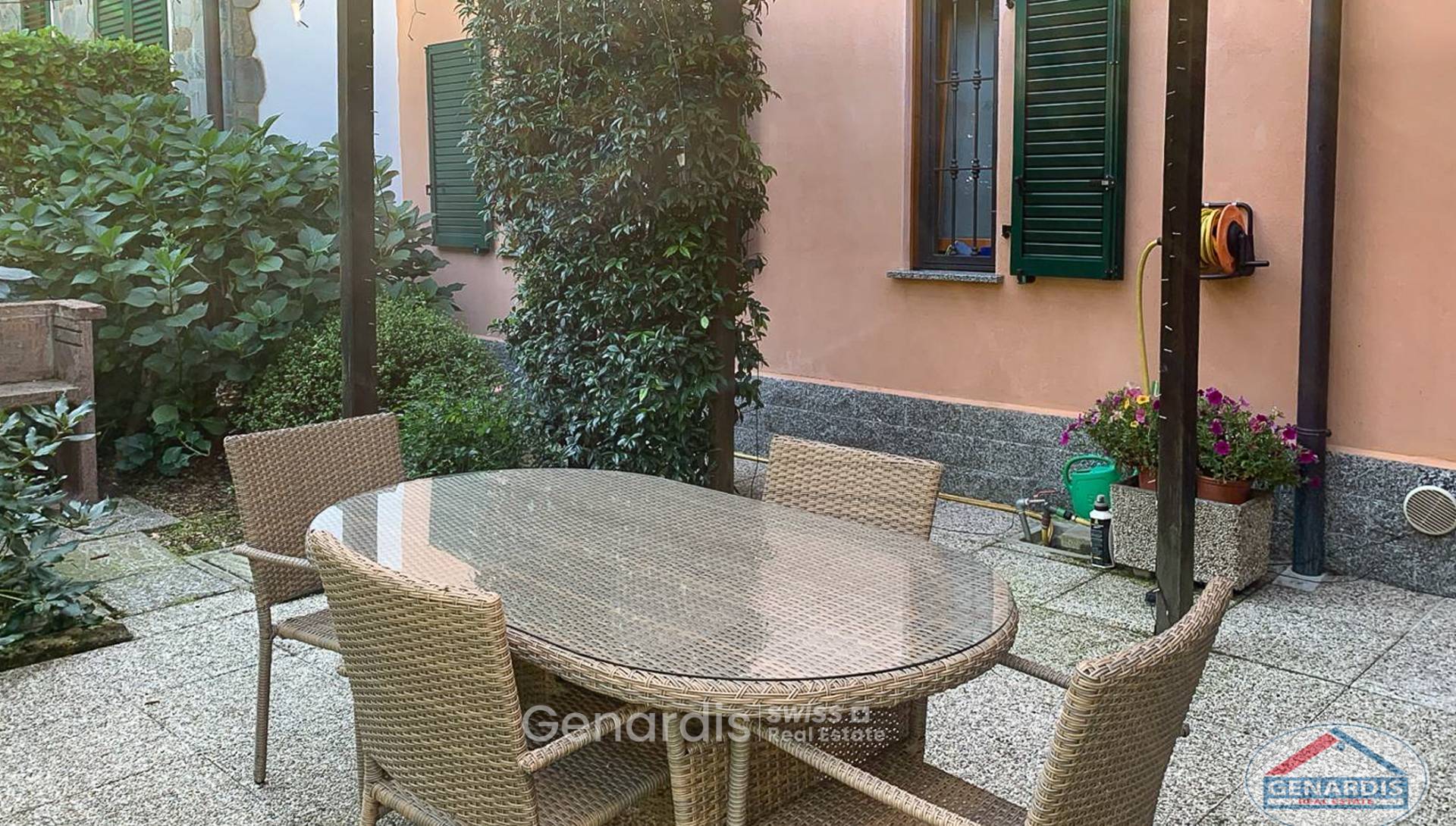 Gemütlicher Innenhof mit Sitzgruppe