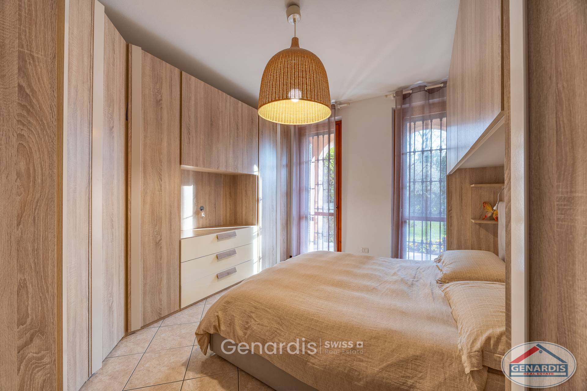 Gemütliches Schlafzimmer mit Einbauschränken