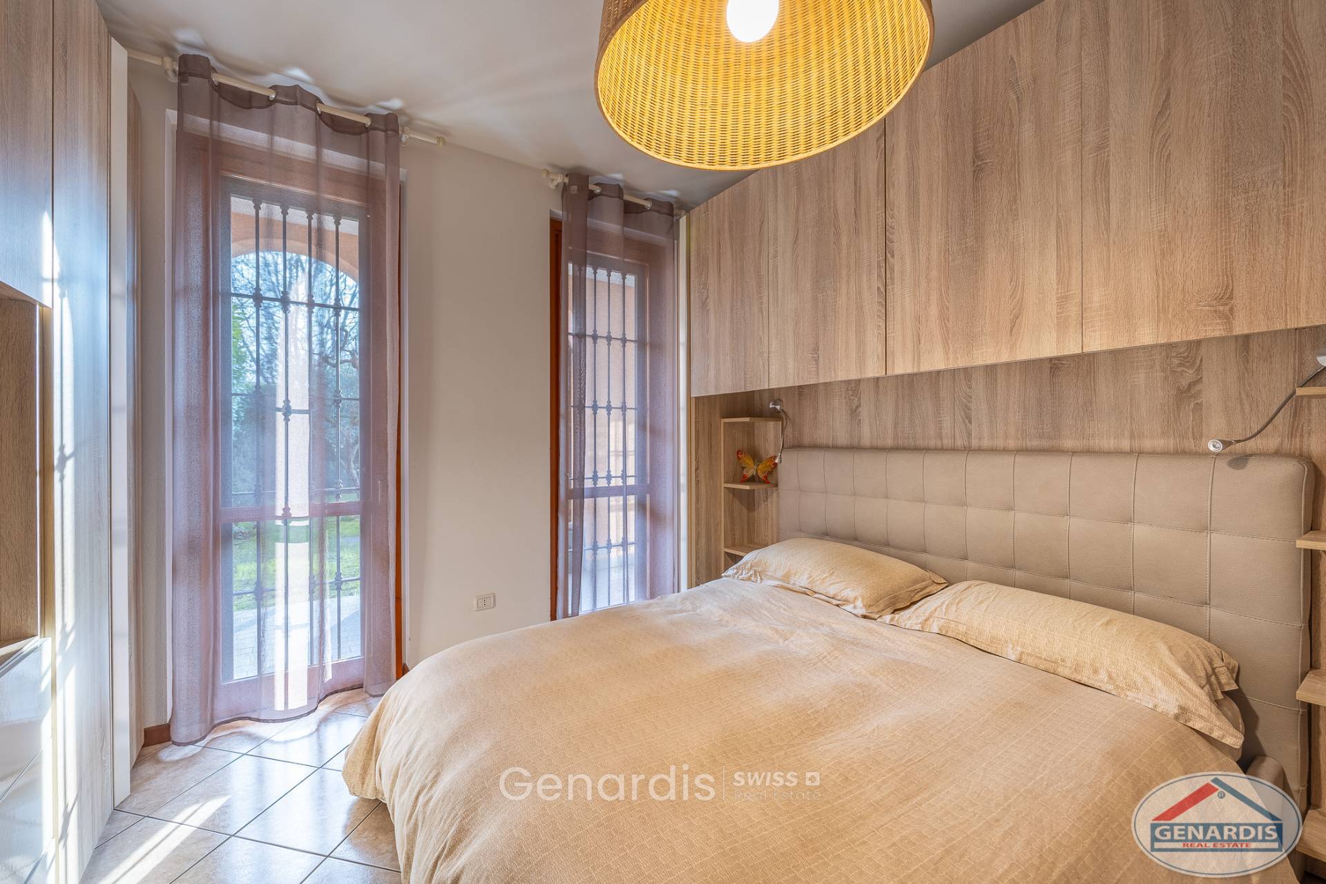 Helles Schlafzimmer mit Naturholz-Akzenten