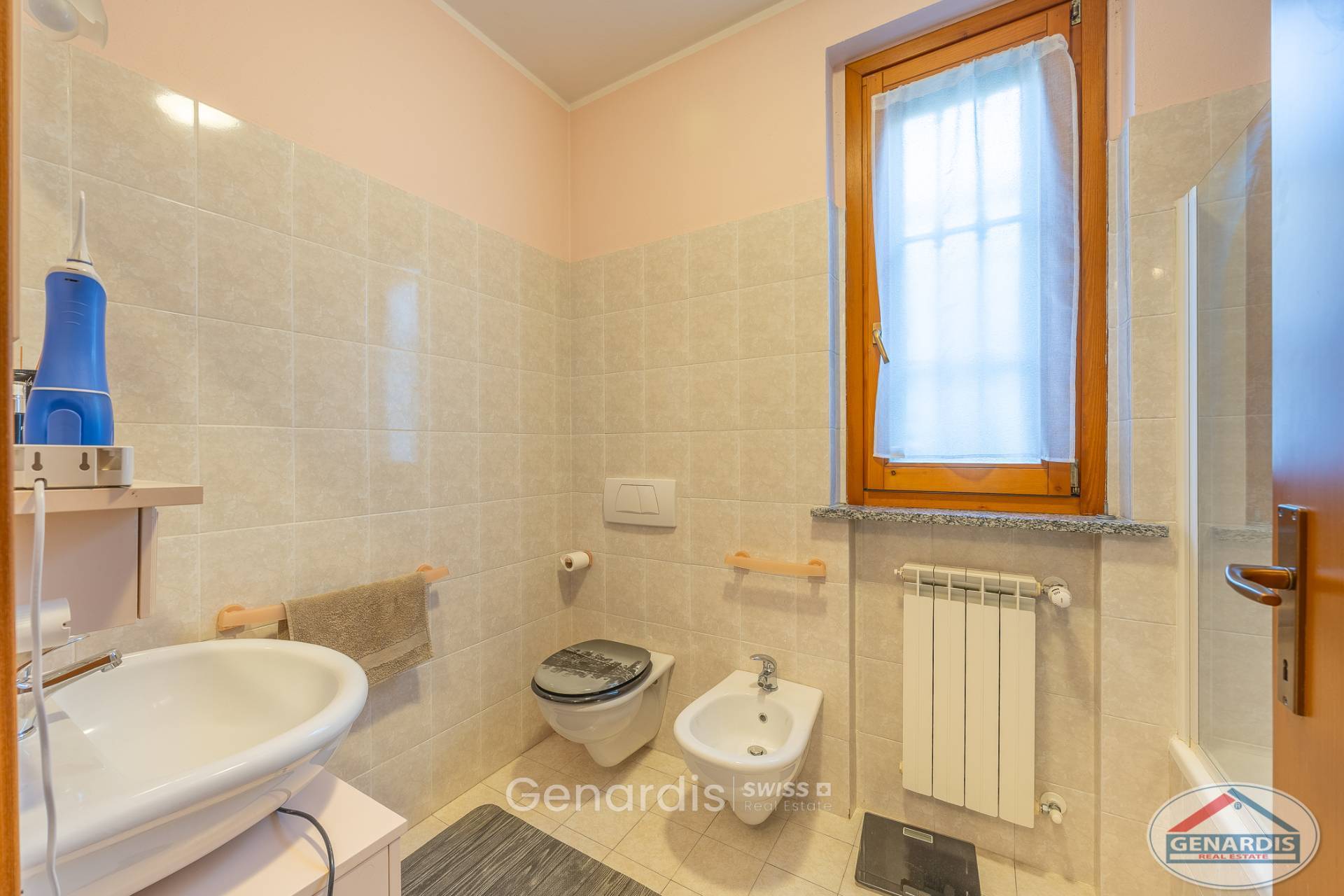 Kompaktes Badezimmer mit WC und Fenster